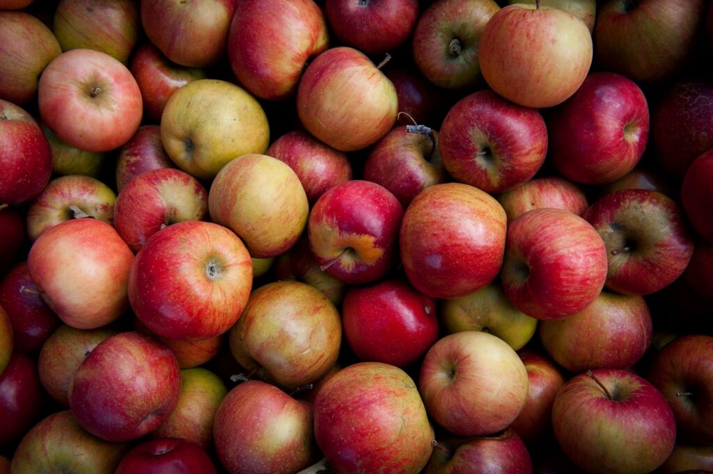 Apple varieties vary in sweetness and tartness which combine to make a tasty cake.